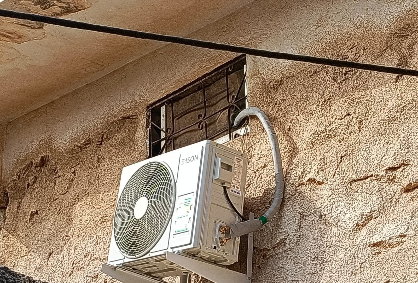 وحدة خارجية مركبة على جدار حجري مع تمديد معزول