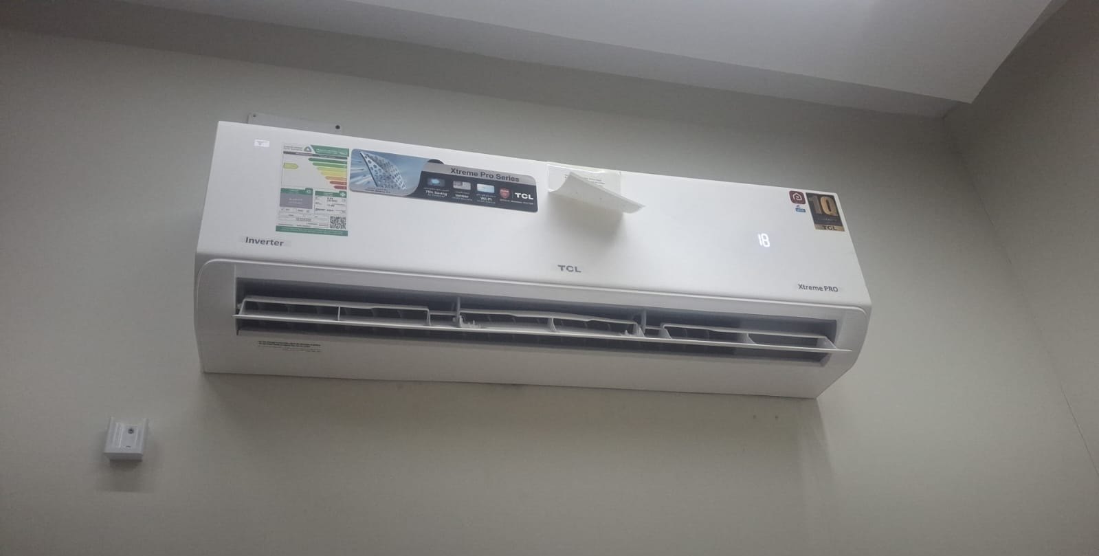 مكيف سبليت TCL داخلي مركّب في غرفة